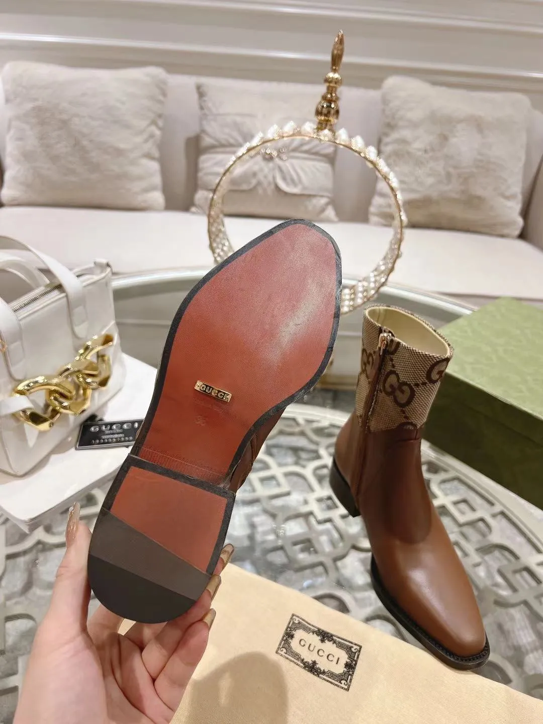 👟👟Ex-factory price 600👟👟 Gucci's latest popular half-horsebit detail boots for autumn and winter, European and American punk style riding boots, horsebit detail boots, the same style as the big-name street style darlings of European and American stars. Upper: Calfskin imported from Italy Size: 35-42#